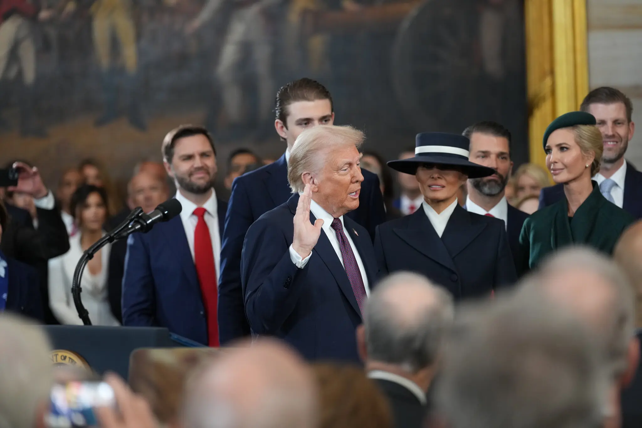 Поруч із дружиною та в оточенні дітей Трамп приносить присягу як президент із рукостисканням і посмішкою. Починається другий термін.